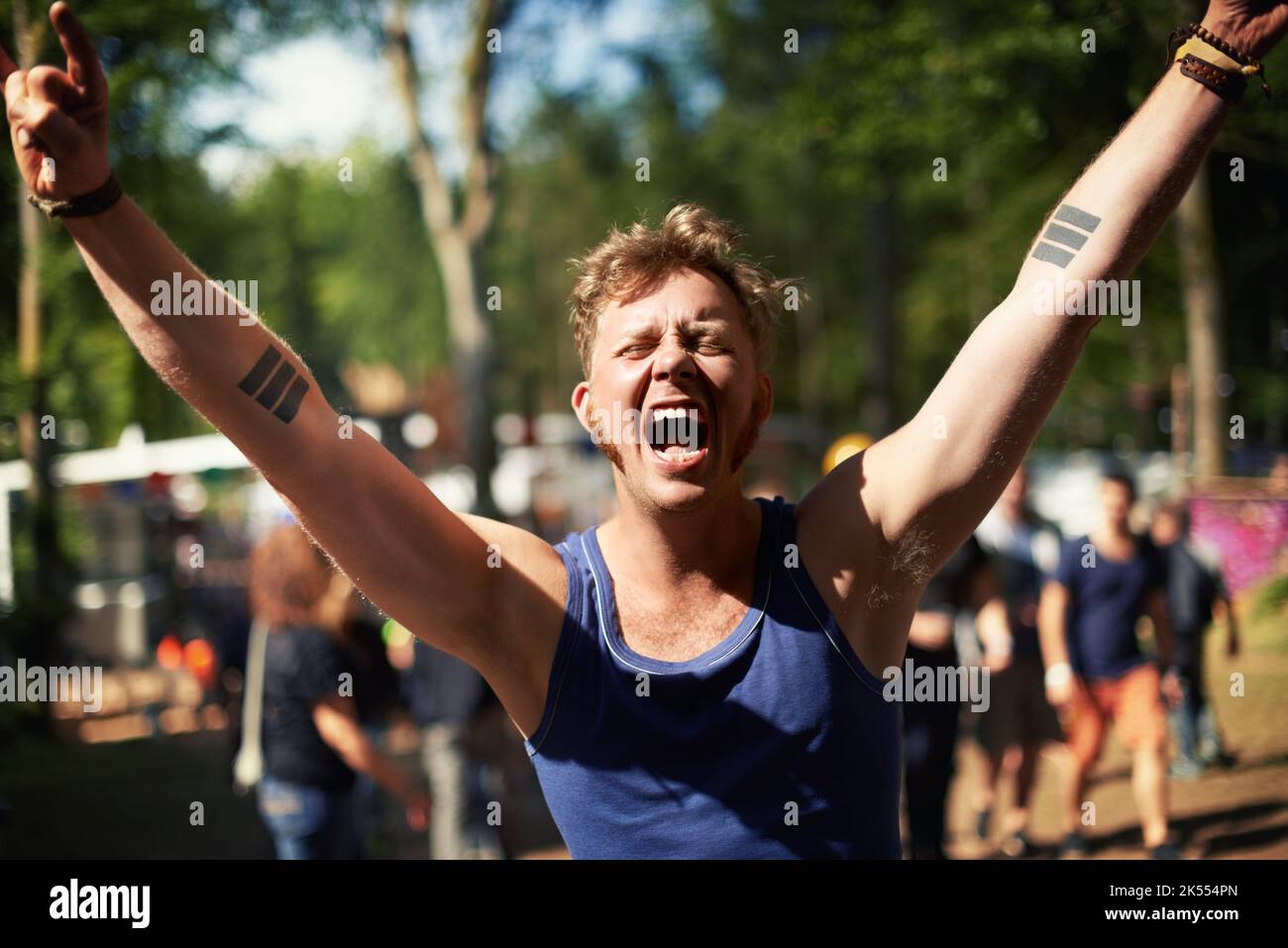 JA. Ein aufgeregt Kerl schreit seine Lungen heraus auf einem Musikfestival. Stockfoto