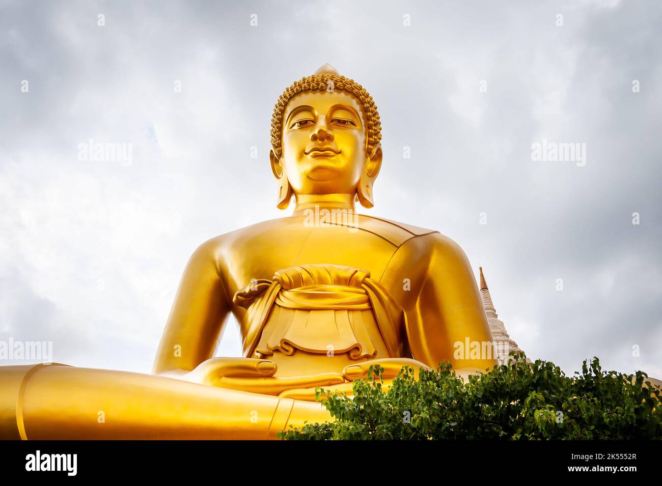 Der riesige goldene Buddha ragt groß über der Stadt Bangkok Thailand im Wat Paknam. Tempel voller Name; Wat Pak Nam Phasi Cheroen. Stockfoto