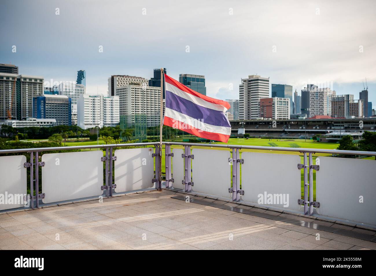 Die thailändische Flagge fliegt auf dem Bahnsteig des BTS-Skytrain-Bahnhofs Ratchadamri, Bangkok, Thailand. Stockfoto