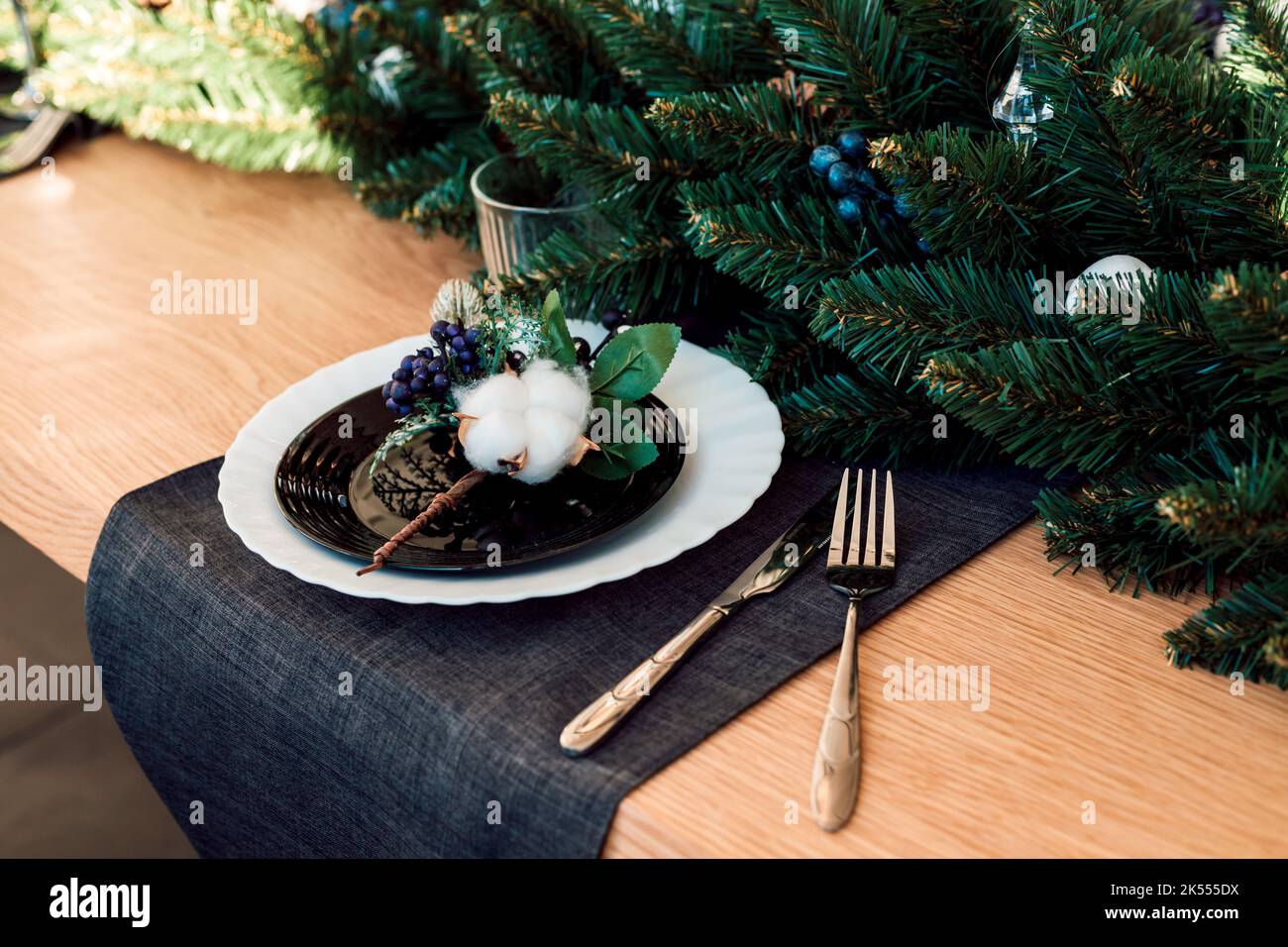 Teller mit Weihnachtsschmuck und getrocknete Baumwollblume Küche Stockfoto