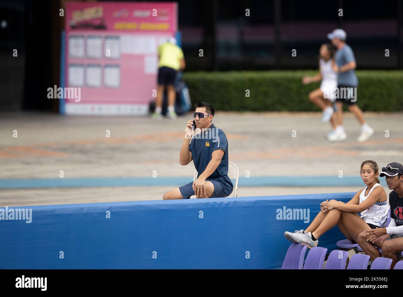 HUA HIN, THAILAND - 6. OKTOBER: Turnierdirektor und thailändische Tennislegende Paradorn Srichaphan beim zweiten Kampf bei der CAL-COMP & XYZPRINTING ITF WORLD TENNIS TOUR 2022 in der TRUE ARENA HUA HIN am 6. Oktober 2022 in HUA HIN, THAILAND (Foto: Peter van der Klooster/Alamy Live News) Stockfoto