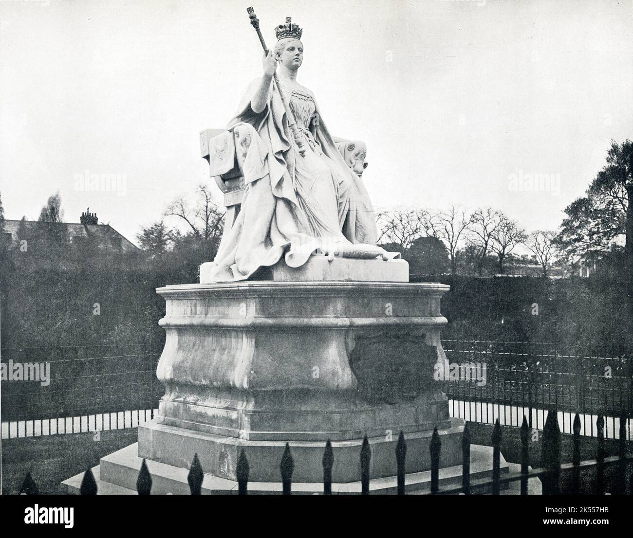 Queen Victoria Statue vor dem Kensington Palace, London, Denkmal zum Gedenken an den britischen Monarchen Stockfoto