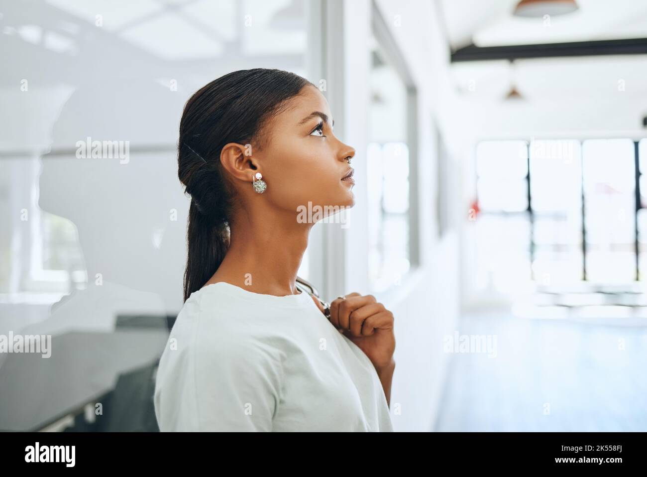 Depression Student, psychische Gesundheit und Angst Denken über Prüfung, Lebensstress oder Bildungskrise. Traurige, verängstigte und einsame junge Frau mit Angst vor Stockfoto