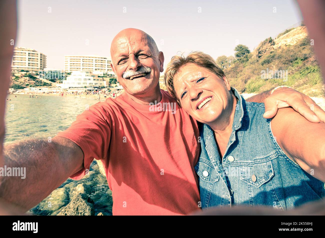 Ein glückliches Paar mit Senioren nimmt ein Selfie im Blue Grotto Resort an der Südküste von Malta auf - Abenteuerreise zu den mittelmeerinseln - Konzept der aktiven älteren Menschen Stockfoto
