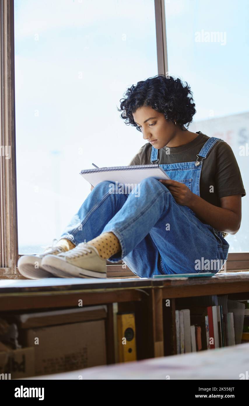 Kreativ, Kunst und Frau zeichnen am Fenster und sitzen in ihrem künstlerischen Studio oder Werkstatt. Kreativität Handwerk, Hobby und professionelle Mädchen Künstlerin Stockfoto