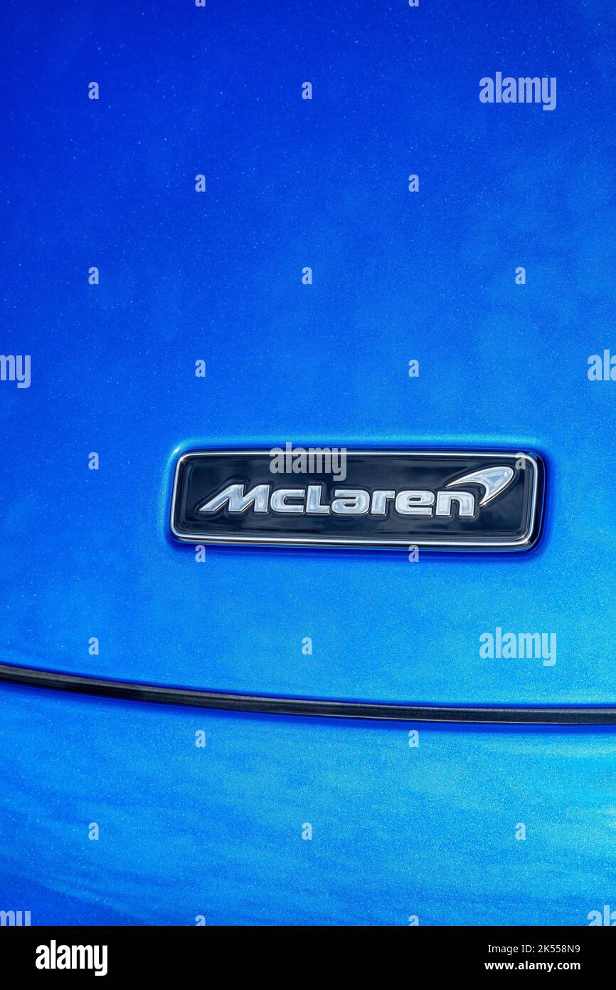 McLaren Emblem auf blau 765LT Stockfoto