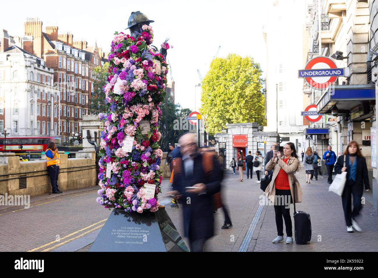 REDAKTIONELLE VERWENDUNG NUR die Sherlock Holmes Statue wird von Netflix mit einer Blumenverjüngungskur ausgestattet, um die Veröffentlichung ihrer neuesten Fortsetzung 'Enola Holmes 2' vor dem Bahnhof Baker Street in London zu feiern. Bilddatum: Donnerstag, 6. Oktober 2022. Stockfoto