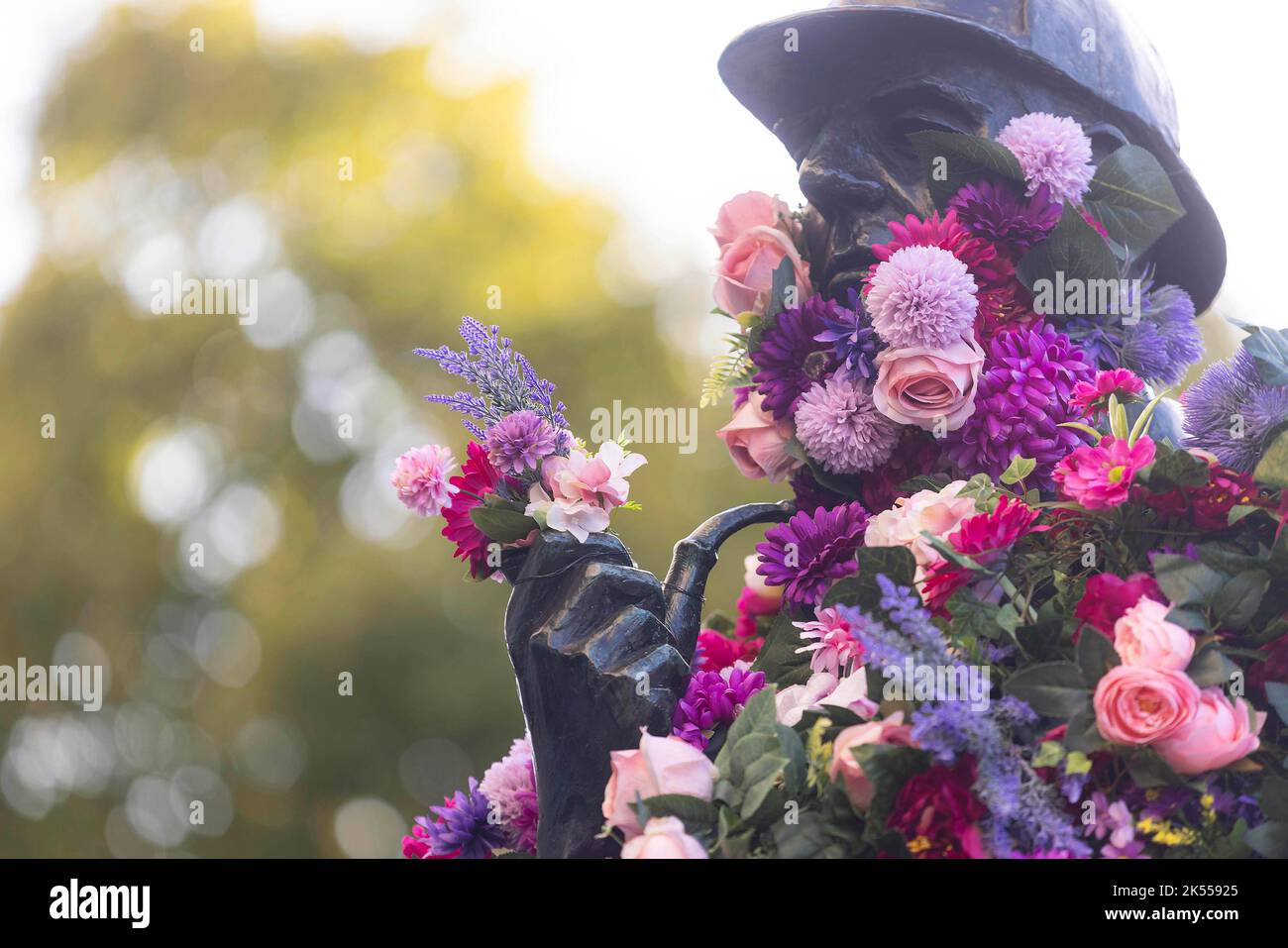 REDAKTIONELLE VERWENDUNG NUR die Sherlock Holmes Statue wird von Netflix mit einer Blumenverjüngungskur ausgestattet, um die Veröffentlichung ihrer neuesten Fortsetzung 'Enola Holmes 2' vor dem Bahnhof Baker Street in London zu feiern. Bilddatum: Donnerstag, 6. Oktober 2022. Stockfoto