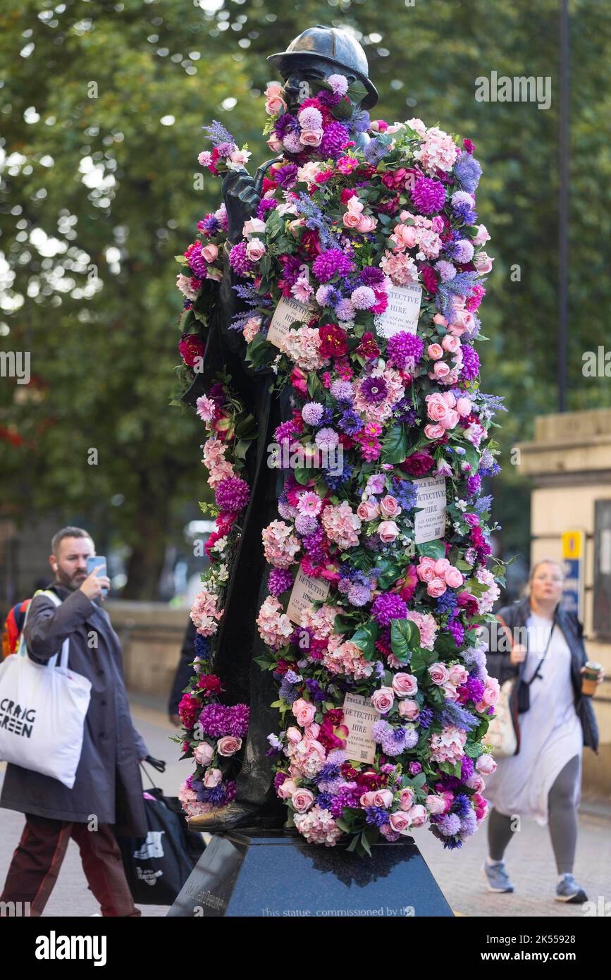 REDAKTIONELLE VERWENDUNG NUR die Sherlock Holmes Statue wird von Netflix mit einer Blumenverjüngungskur ausgestattet, um die Veröffentlichung ihrer neuesten Fortsetzung 'Enola Holmes 2' vor dem Bahnhof Baker Street in London zu feiern. Bilddatum: Donnerstag, 6. Oktober 2022. Stockfoto
