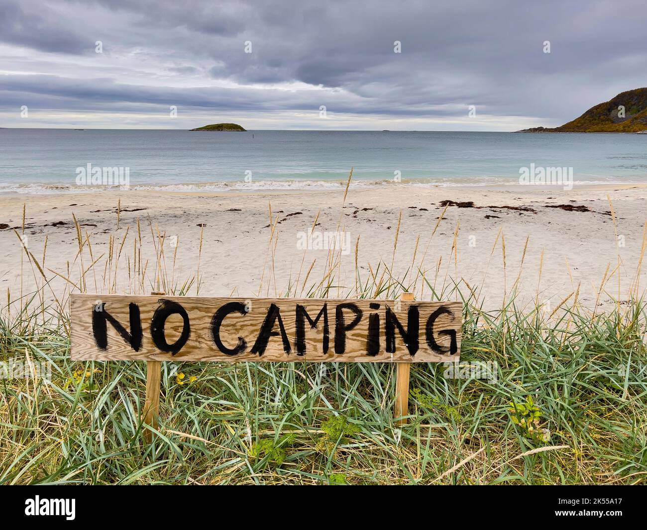 Kein Camping-Schild an einem Strand an einem bewölkten Tag, Norwegen Stockfoto