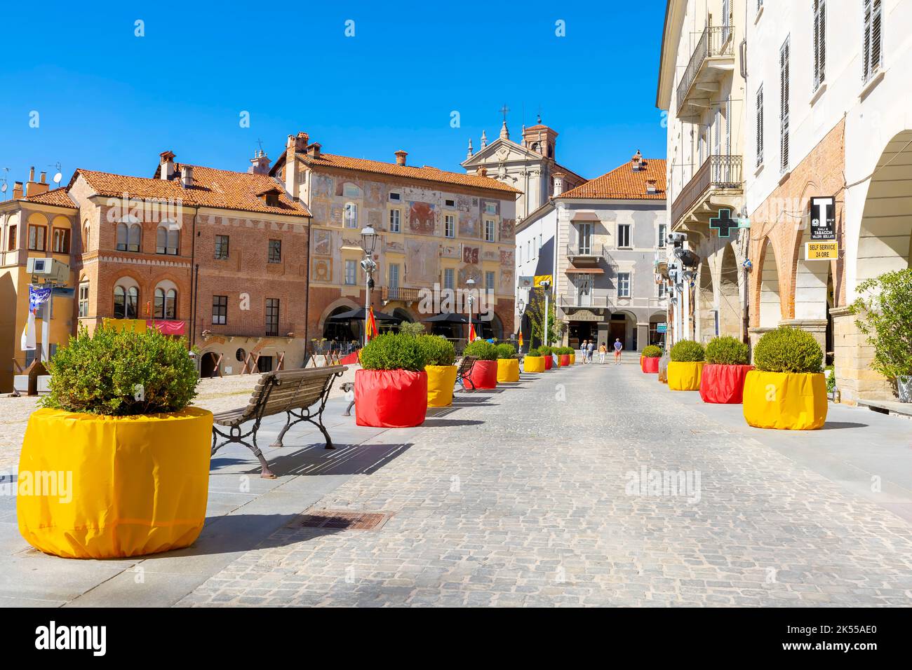 Piazza Maggiore in der Stadt Mondovi. Mittelalterliche Gebäude mit Fresken an der Ziegelfassade. Region Piemont in Norditalien. Die schöne Stadt liegt am Th Stockfoto