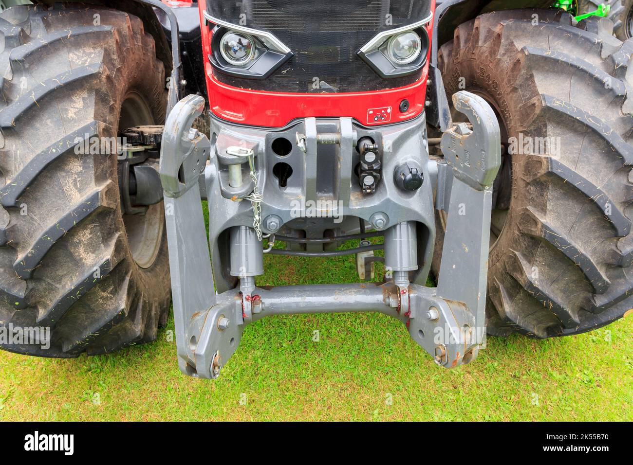 Brydkirk, Schottland - 04. September 2022: Massey Ferguson Traktor mit hydraulischer Dreipunktanhängung vorn Stockfoto