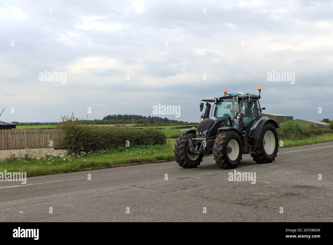 Eastriggs, Schottland - 04. September 2022: Der Traktor Valtra N154 kehrt von einem örtlichen Wohltätigkeitslauf zurück Stockfoto