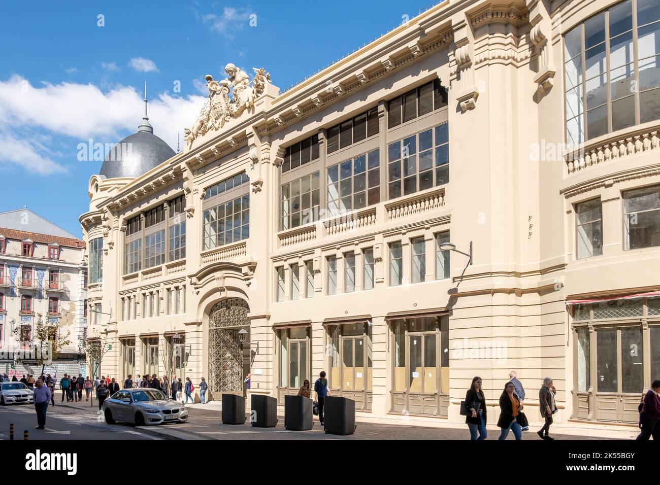 Fassade des Markts Bolhão - ' Mercado do Bolhão ' in der Stadt Porto, die Wiedereröffnung im September 2022 des Marktes nach Verbesserungsarbeiten. Stockfoto