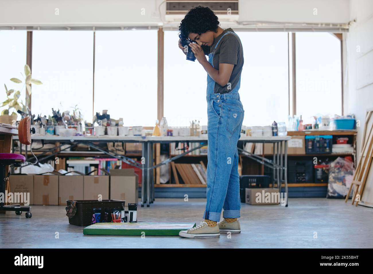Kreative Künstlerin im Studio mit Kamera, arbeitet an Kunst für Ausstellung, Fotografie für Marketing und Portfolio. Indischer Maler in Werkstatt, Fokus Stockfoto
