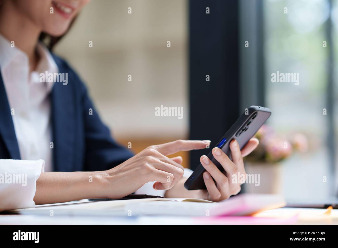 Eine Geschäftsfrau vervollständigt KYC mithilfe eines Online-Banking-Programms, um ein digitales Sparkonto zu eröffnen. Die Definition von Cyber-Sicherheit Stockfoto