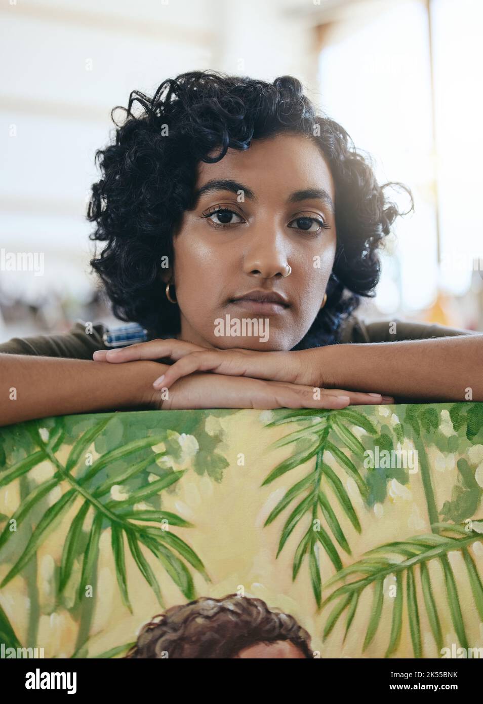 Junge Künstlerin Porträt, kreative Frau im Studio der Leinwand Ölgemälde und stolze indische Frau durch abstrakte Zeichnung. Malerwerkstatt, Grafik Stockfoto