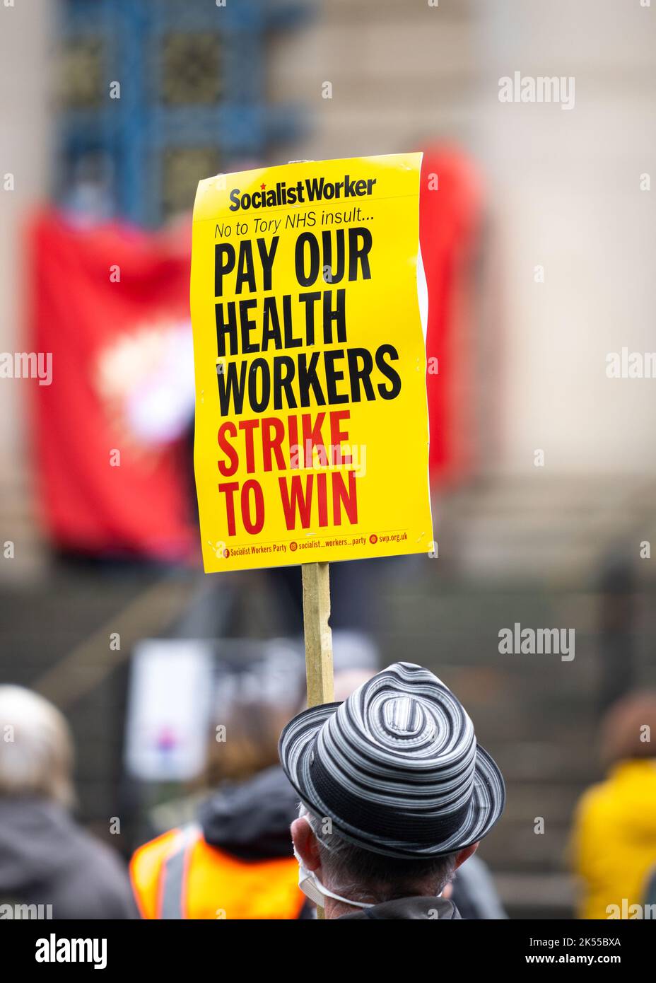 Britische NHS-Krankenschwestern streiken wegen fehlender Lohnerhöhungen. Schilder und Plakate, die eine Lohnerhöhung über die Inflationsrate für Beschäftigte im Gesundheitswesen fordern. Stockfoto