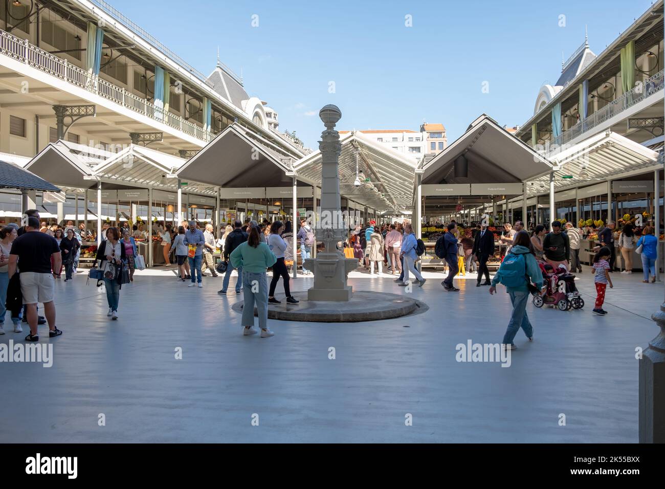 Das Innere des Marktes Bolhão - ' Mercado do Bolhão ' in der Stadt Porto, die Wiedereröffnung im September 2022 des Marktes nach den Verbesserungen. Stockfoto