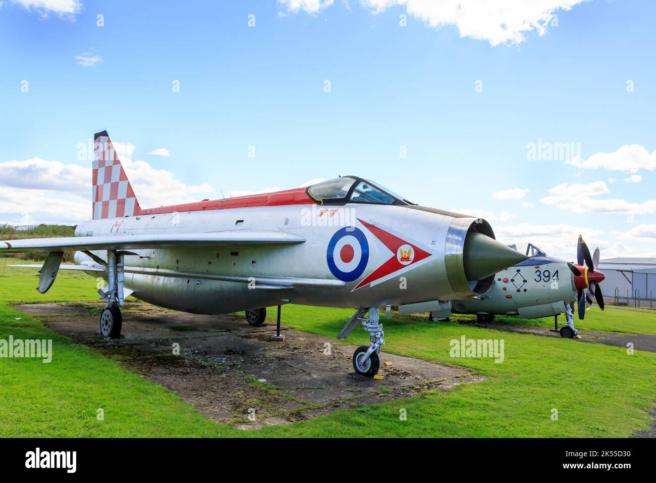 Carlisle, England, 16. September 2022 : Seitenansicht eines alten englischen Electric Lightning Jet Kämpfers mit einem alten Fairey Gannet Flugzeug im Hintergrund Stockfoto