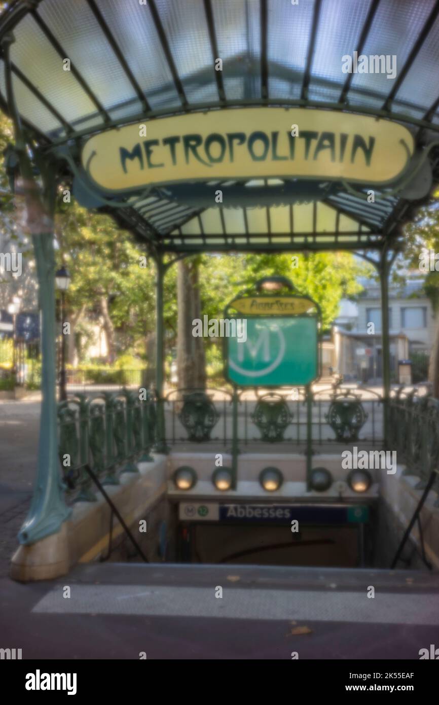 Alterstrotzend, digitales Zeitalter, Premium-Qualität, auffällig, herausragend, Hochauflösendes Lochbild des Bahnhofs Abbesses (Métro Paris), Stockfoto