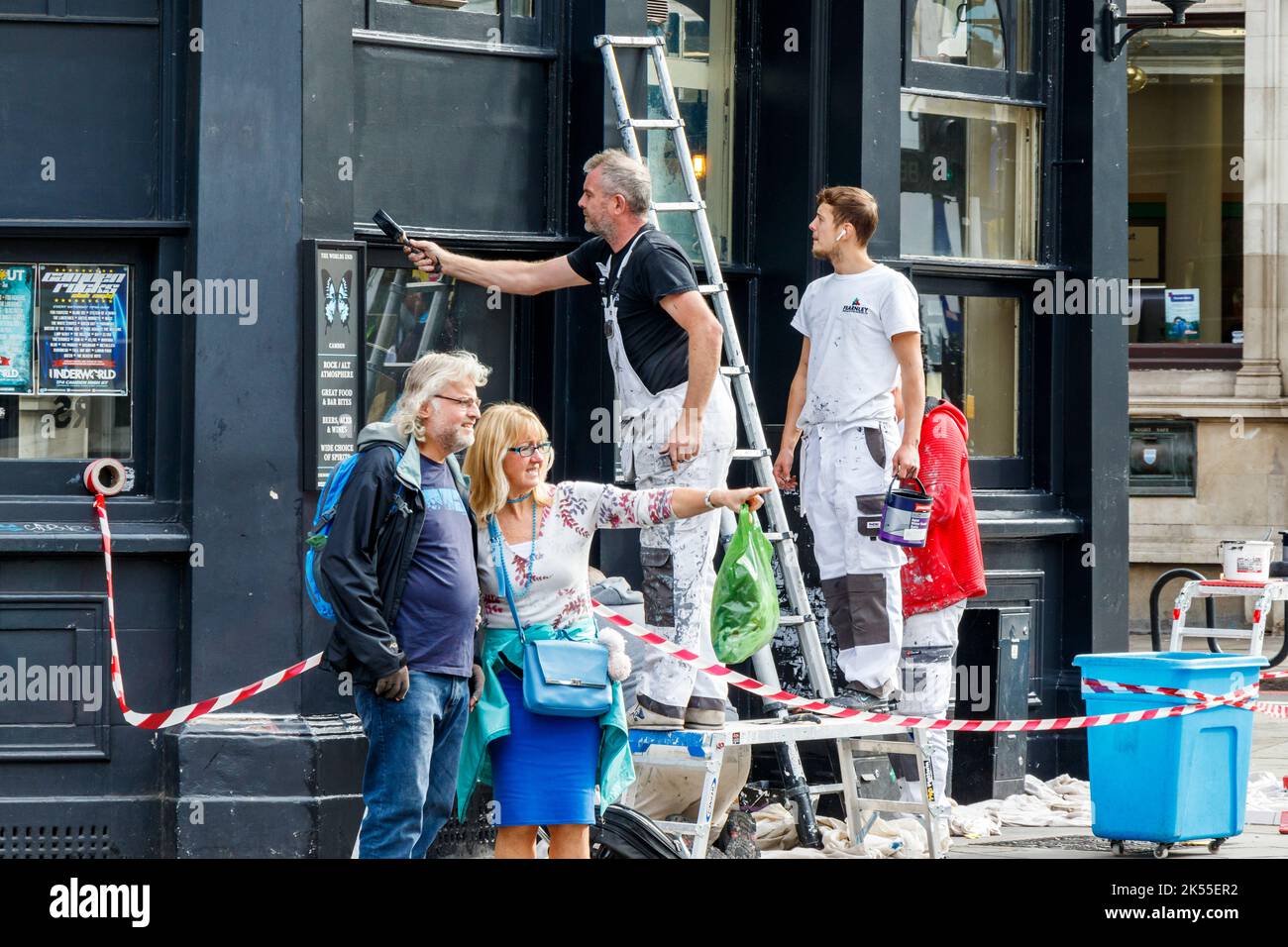 Arbeiter, die das Äußere eines Gebäudes (The World's End Pub) in Camden Town, London, Großbritannien, lackieren Stockfoto