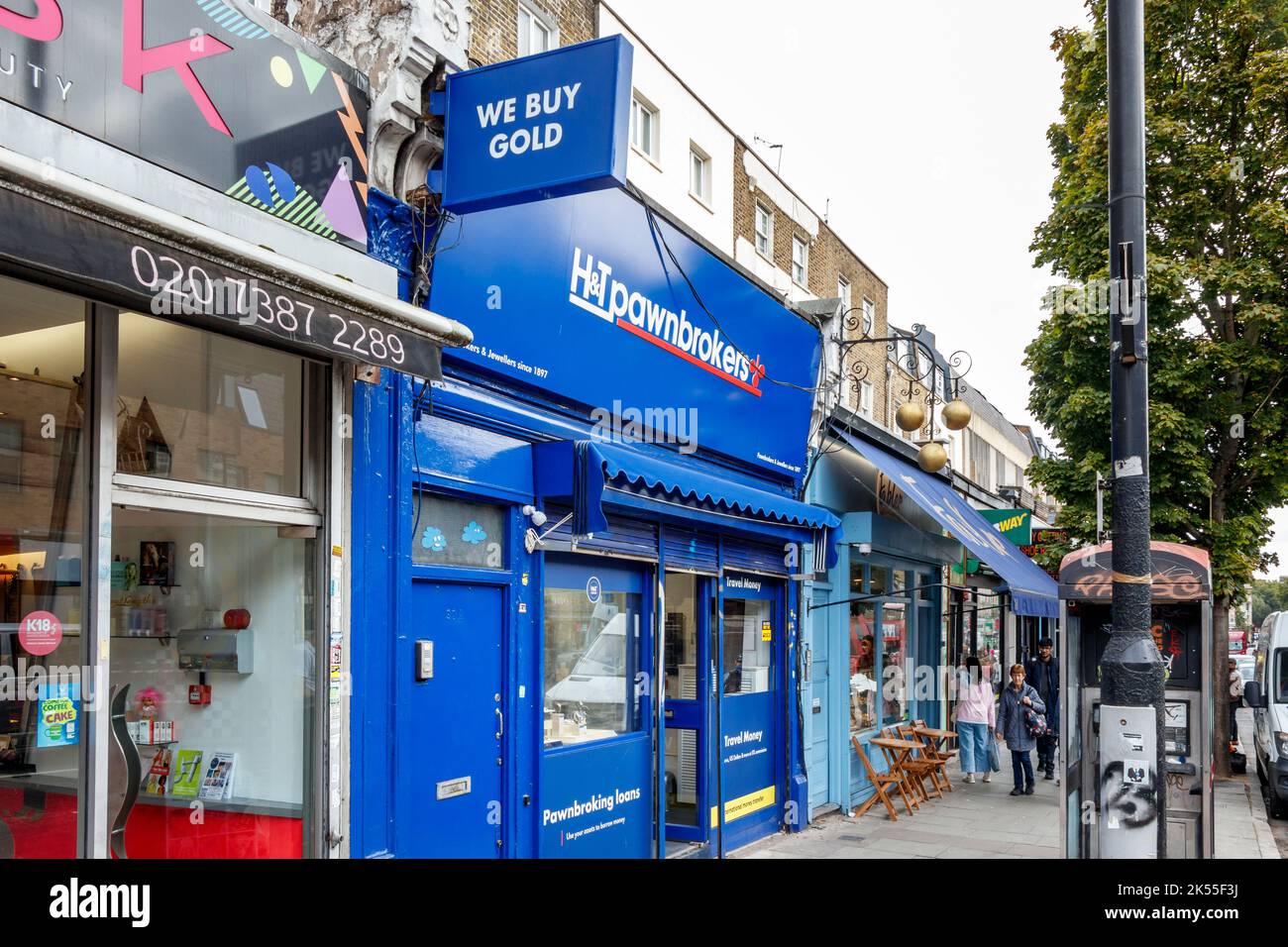 Eine Niederlassung von H & T Pfandhäusern in Camden Town, London, Großbritannien Stockfoto
