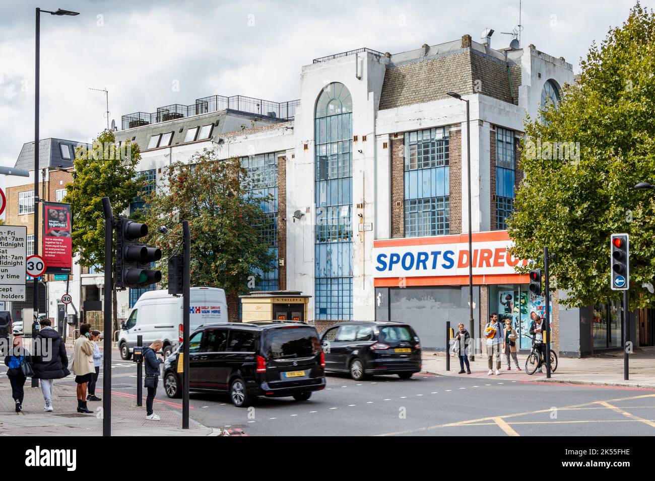 Sports Direct Store an der Ecke Holloway Road und Camden Road, London, Großbritannien Stockfoto