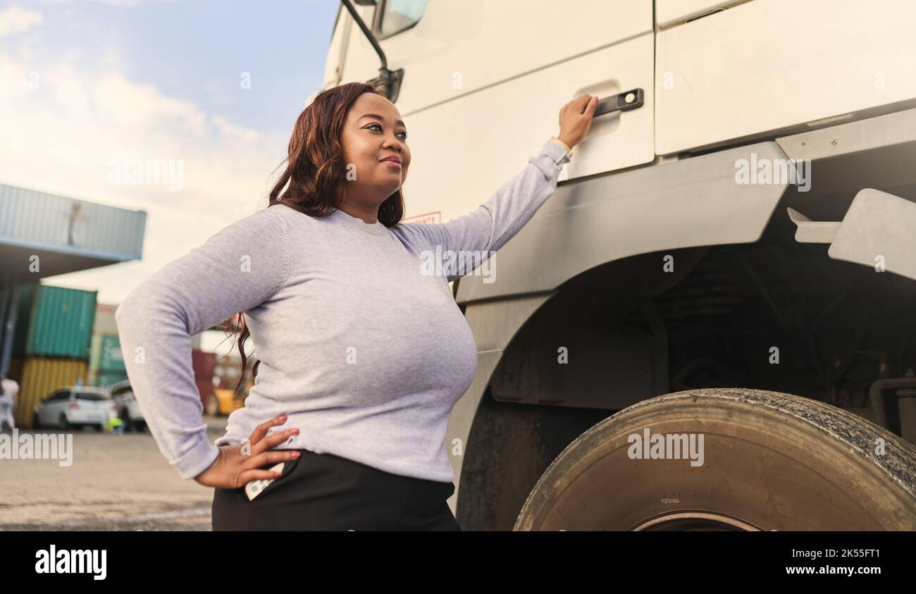 Logistik-, E-Commerce- und afrikanische Fahrer mit Lieferung mit einem LKW an einem Außenlager oder Hafen. Schwarze Frau, die im Transportwesen arbeitet Stockfoto