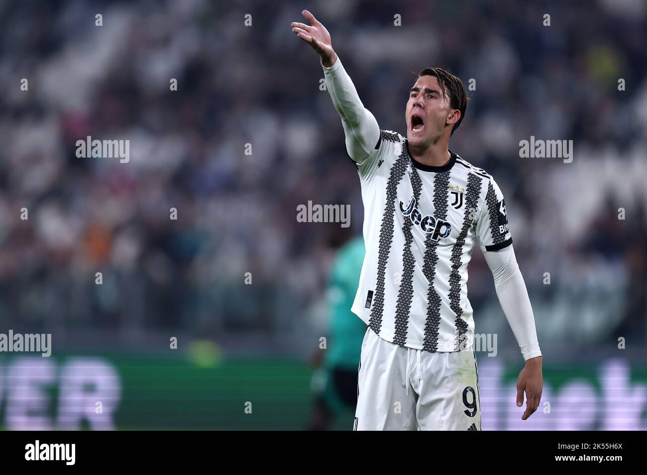 Turin, Italien. 05/10/2022, Dusan Vlahovic von Juventus FC Gesten während des UEFA Champions League Group H Fußballspiels zwischen Juventus und Maccabi Haifa FC im Allianz Stadium am 5. Oktober 2022 in Turin, Italien. Stockfoto