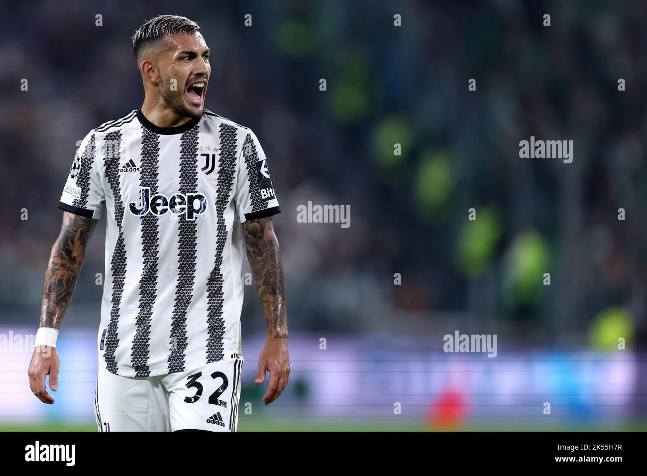 Turin, Italien. 05/10/2022, Leando Paredes von Juventus FC brüllt während des UEFA Champions League Group H Fußballspiels zwischen Juventus und Maccabi Haifa FC am 5. Oktober 2022 im Allianz Stadium in Turin, Italien. Stockfoto