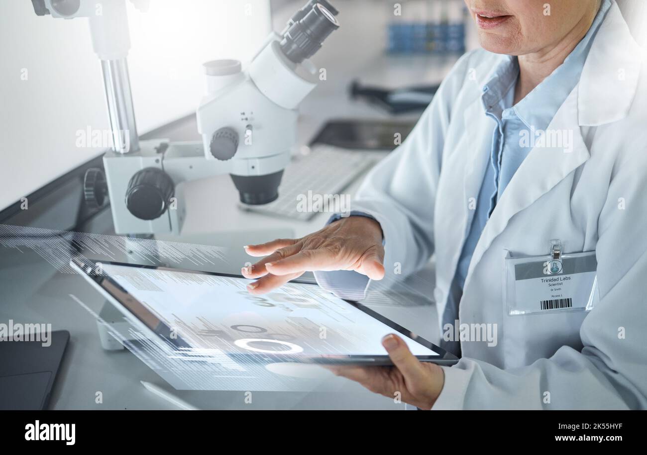 Wissenschaft, Zukunft und Tablet, Frau im Labor forscht im Krankenhaus in der Schweiz. Technologie, medizinische Innovation und ein Universitätslabor Stockfoto
