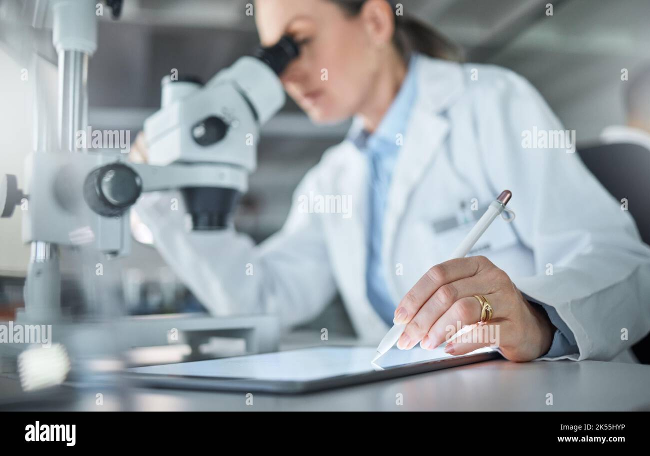 Wissenschaftliche Forschung, Labortablette und Wissenschaftler, die an der Analyse von Viren mit dem Mikroskop arbeiten und an der Technologie am Arbeitsplatz schreiben. Medizintechniker in Stockfoto