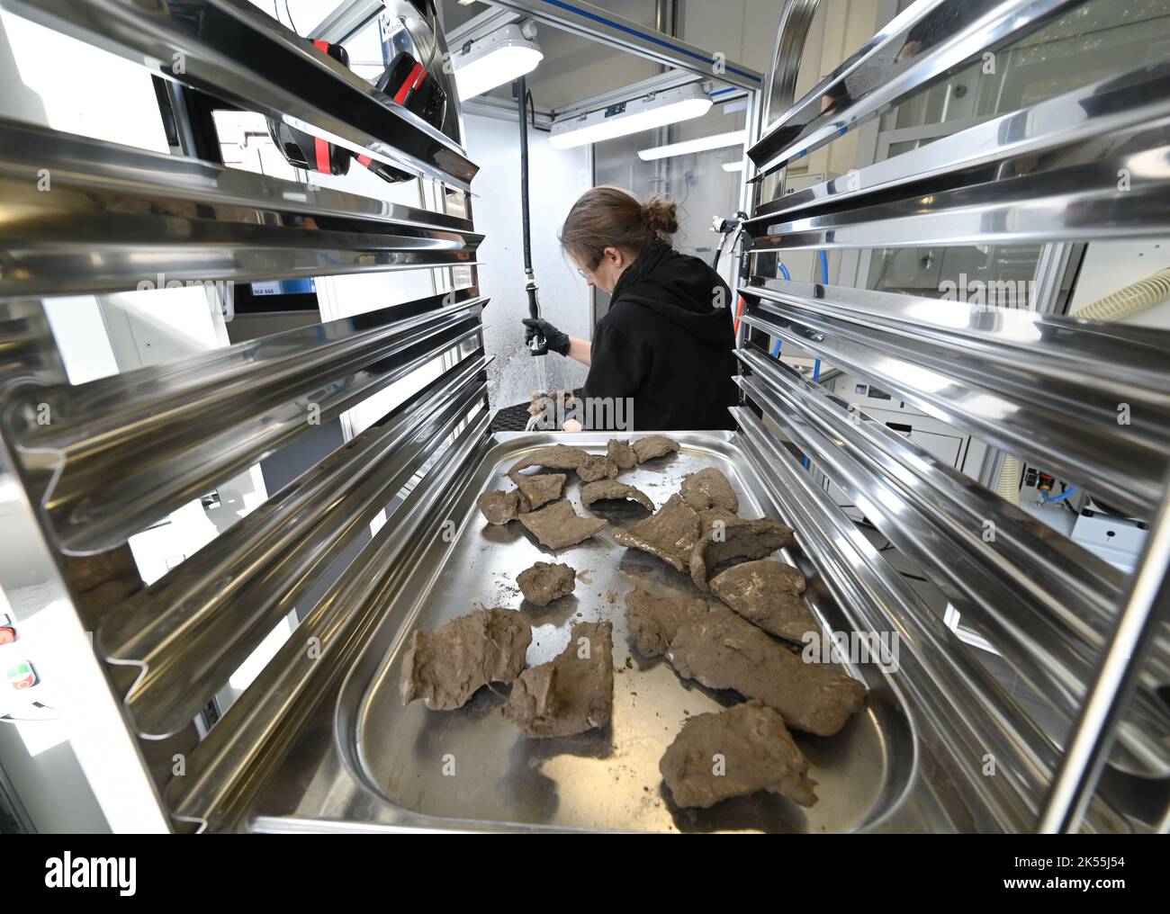 Mainz, Deutschland. 06. Oktober 2022. Am künftigen Leibniz-Zentrum für Archäologie (LEIZA) arbeitet die Konservatorin am Deutschen Archäologischen Institut, Frau Melie Lewalter, an einem speziellen Nassreinigungstisch. Im Römisch-Germanischen Zentralmuseum Mainz (RGZM) wird derzeit ein multifunktionales, modulares, skalierbares und transportables System entwickelt und getestet. Auf flexiblen Tischen mit speziellen Funktionen kann Kulturgut im Notfall gepflegt und beschädigte Objekte erstmals schnell aufbewahrt werden. Kredit: Arne Dedert/dpa/Alamy Live Nachrichten Stockfoto