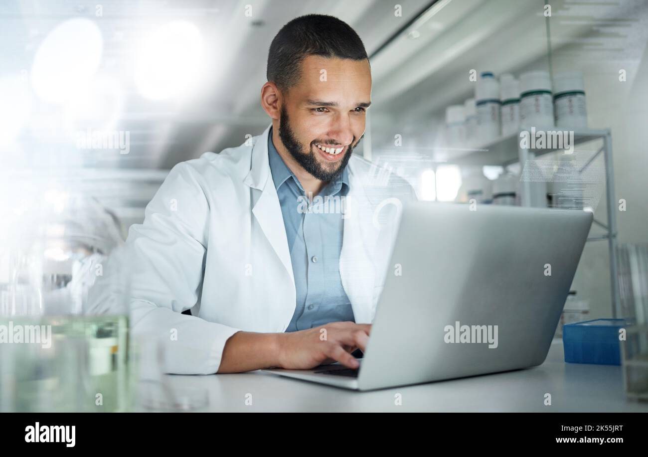 Wissenschaft, Forschung und Laptop mit einem Mann im Labor, der an Analytik, Pharmazie oder Medizin arbeitet. Innovation, Internet und Technologie mit Wissenschaftlern Stockfoto