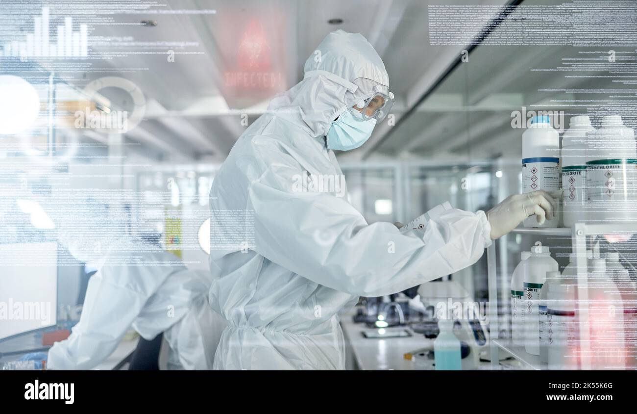 Wissenschaft, Forschung und Zusammenarbeit mit einem Ingenieur, der in einem medizinischen Labor für Innovation und Entwicklung mit Overlay arbeitet. Analytik, Medizin und Zukunftsorientierung Stockfoto