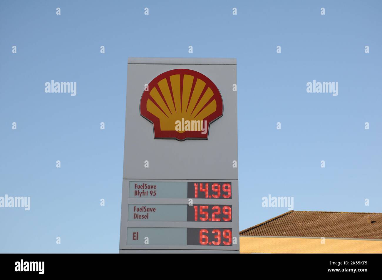 Kastrup/Kopenhagen/Dänemark/06. Oktober 2022/Shell Benzin untere Petro Shell Tankstelle in der dänischen Hauptstadt. (Foto..Francis Joseph Dean/Dean Bilder) Stockfoto