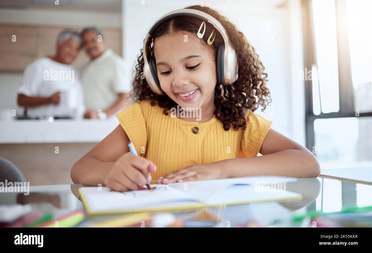 Mädchen, Hausaufgaben und Musik beim Zeichnen in Buch für die Schule, Aufgabe oder Spaß in der Familie zu Hause. Kind, Bildung und Notebook zum Lernen mit Stockfoto