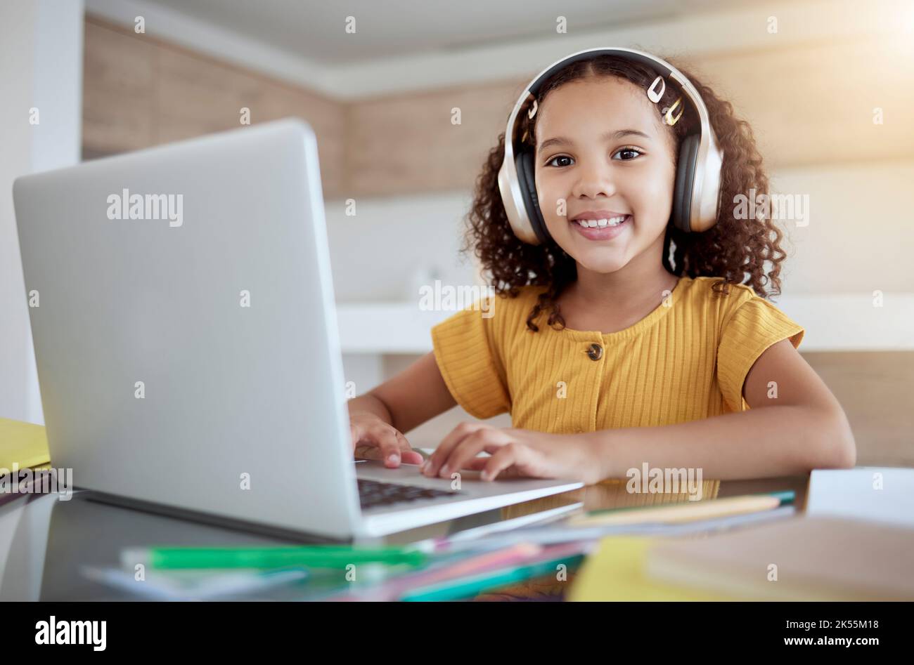 Lernen, schreiben und Mädchen auf dem Laptop mit Kopfhörern im Internet-Klasse, Online-Studium oder Web-elearning. Homeschooling, Bildung und glückliches Kind oder Stockfoto