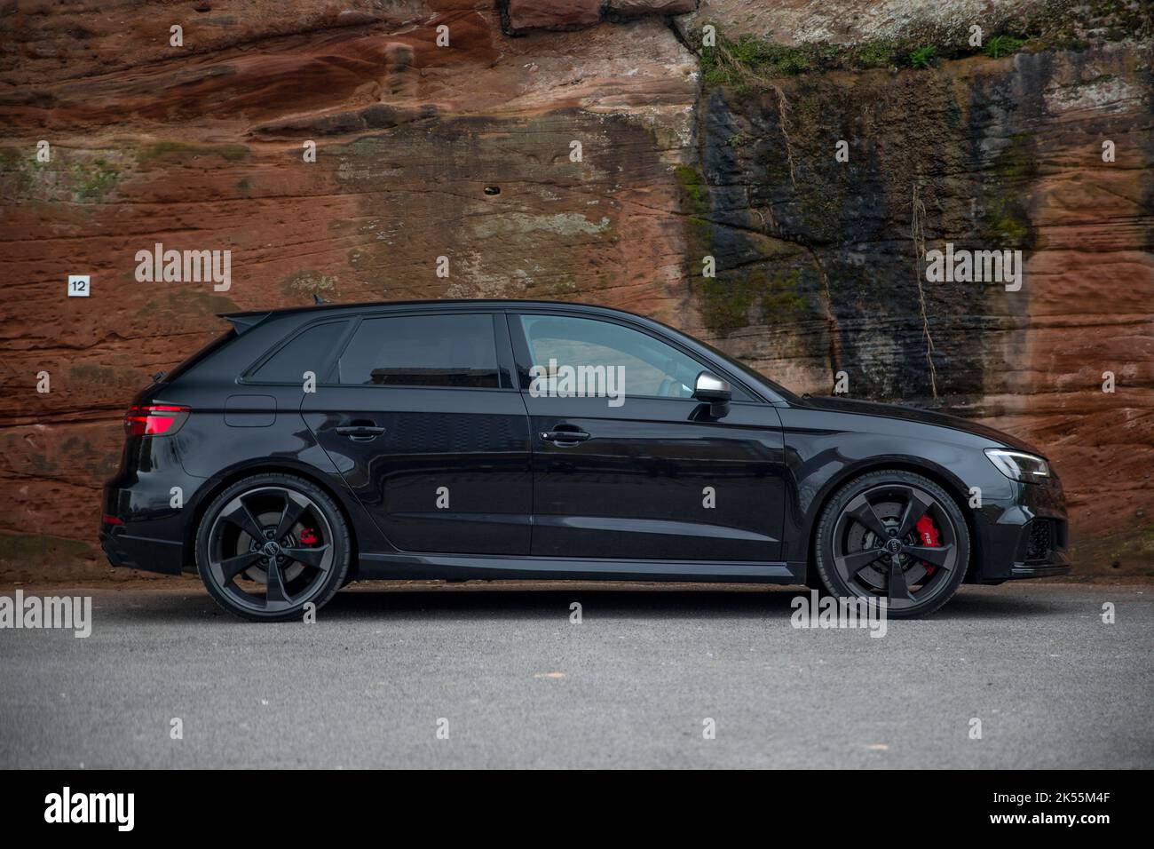 Ein Panther Black 2018 Audi RS3 Hatchback mit Diamond Cut Leichtmetallfelgen und roten RS Bremssättel Stockfoto