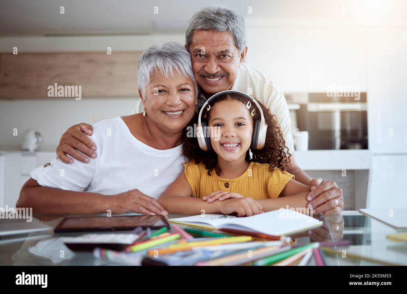 Portrait, Mädchen und Großeltern in Hausaufgaben, Bildung und Lernen für die kindliche Entwicklung zu Hause. Glückliches Kind im Homeschool lächeln mit Oma Stockfoto