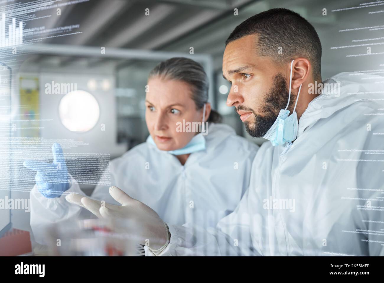 Wissenschaft, Technologie und Forschung auf futuristischem Bildschirm, der von Wissenschaftlern in einem Labor verwendet wird. Innovation, digitale Transformation und Zukunftstechnologie im Gesundheitswesen Stockfoto