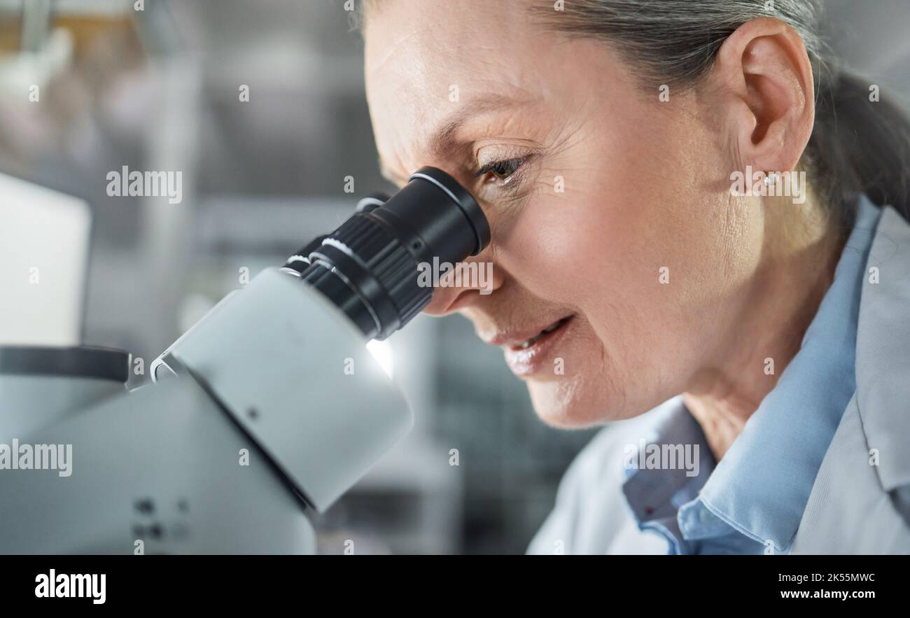 Mikroskopforschung, Laborwissenschaft und Wissenschaftler arbeiten an der zukünftigen medizinischen Entwicklung für Viren am Arbeitsplatz. Frau im pharmazeutischen Krankenhaus für eine Lösung Stockfoto
