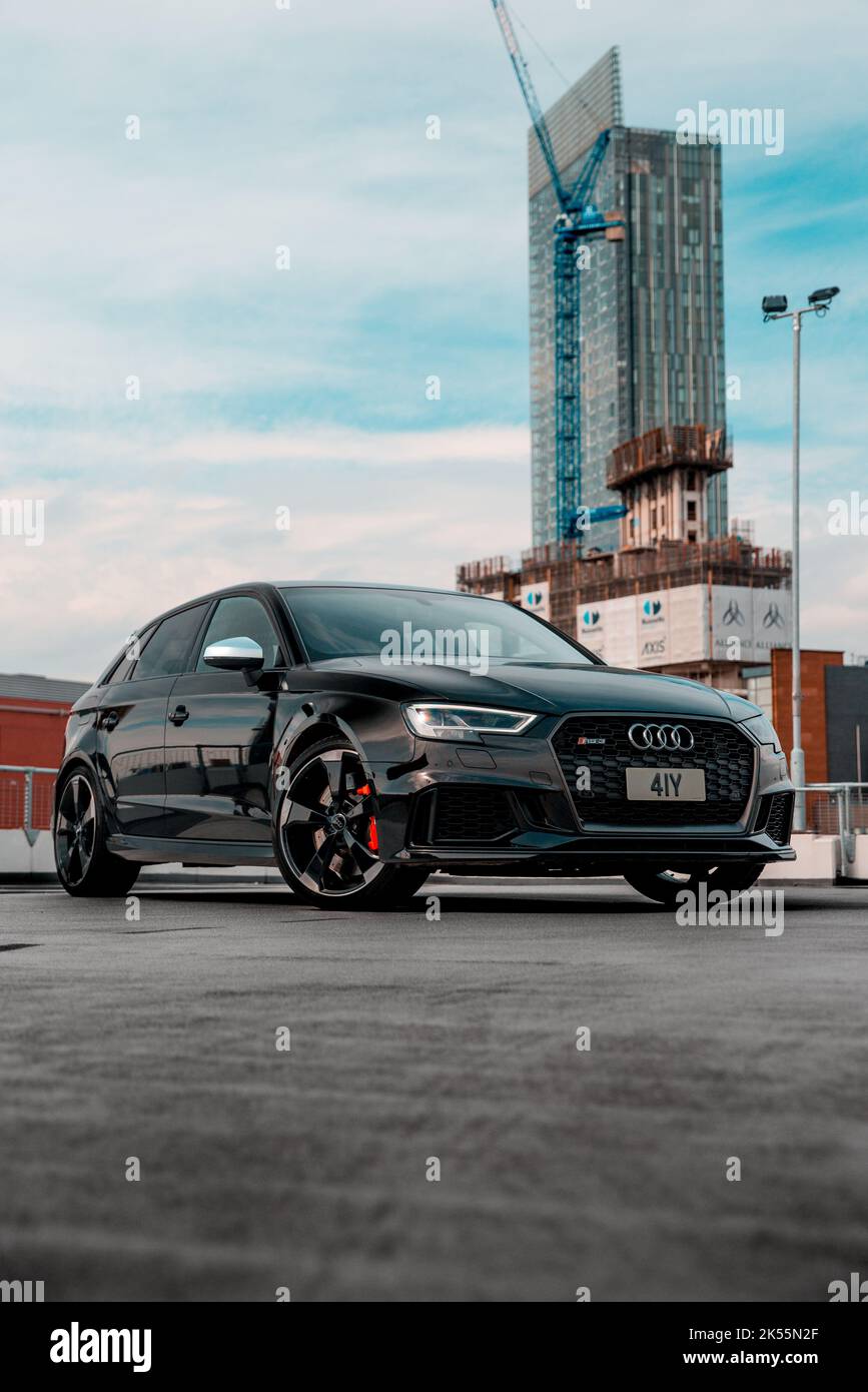 Ein Panther Black 2018 Audi RS3 Hatchback mit Diamond Cut Leichtmetallfelgen und roten RS Bremssättel Stockfoto