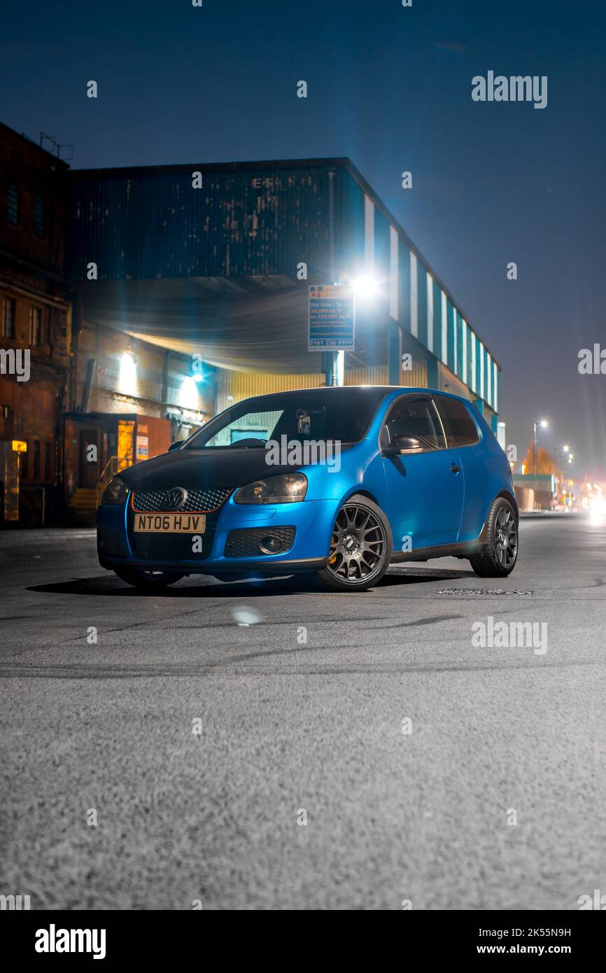 Ein satinblaues Vinyl, umhüllt von 2006 Volkswagen Golf GTI mit dunkelgrauen BBS Aftermarket-Leichtmetallrädern und gelben Bremssättel Stockfoto