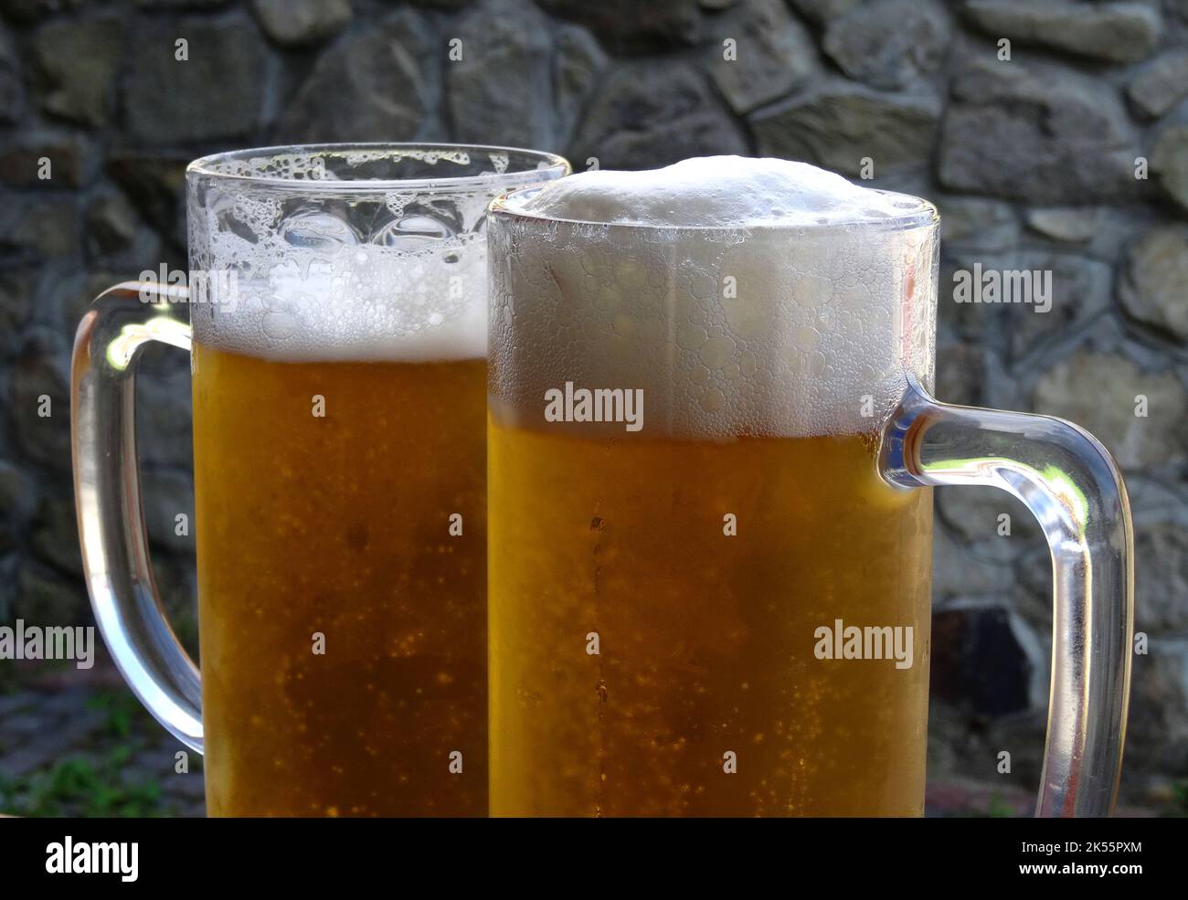 Tropfen kaltes Wasser auf einem vollen vernebelten Glas Craft Beer detailliertes Stock-Foto Stockfoto
