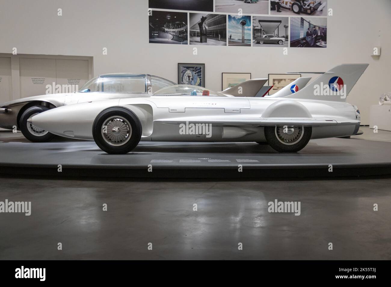 BILBAO, SPANIEN-10. SEPTEMBER 2022: 1954 Firebird I (XP-21) General Motors, erstes Auto mit Gasturbinen, das jemals in den USA gebaut wurde (Seitenansicht) Stockfoto
