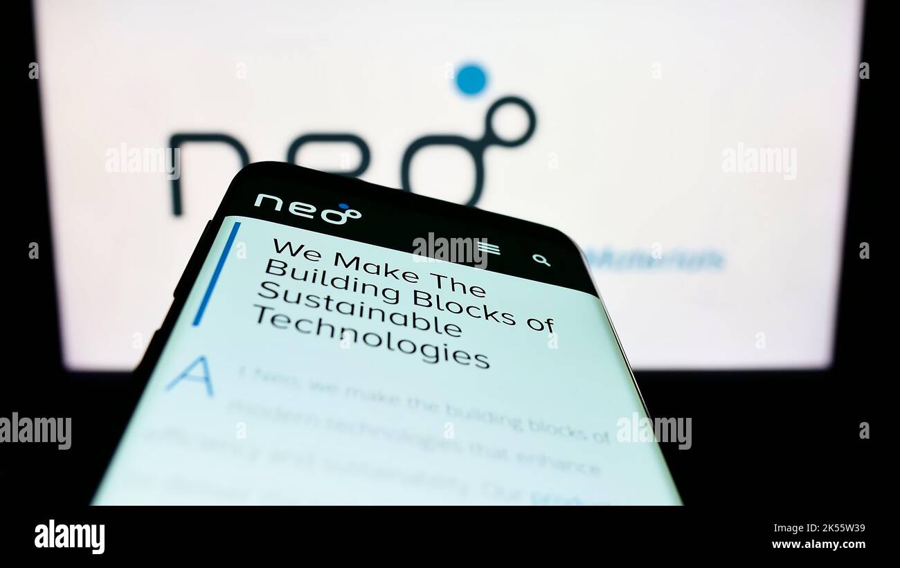 Mobiltelefon mit Webseite des kanadischen Unternehmens Neo Performance Materials auf dem Bildschirm vor dem Unternehmenslogo. Konzentrieren Sie sich auf die obere linke Seite des Telefondisplays. Stockfoto