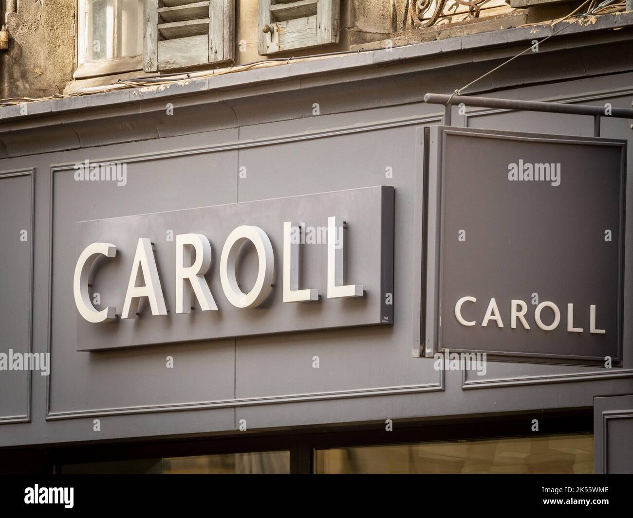 Bild eines Schildes mit dem Logo von Caroll paris auf ihrem Hauptgeschäft für Bordeaux, Frankreich. Caroll ist eine Kette von High-End-Modehändler und -Designerin Stockfoto