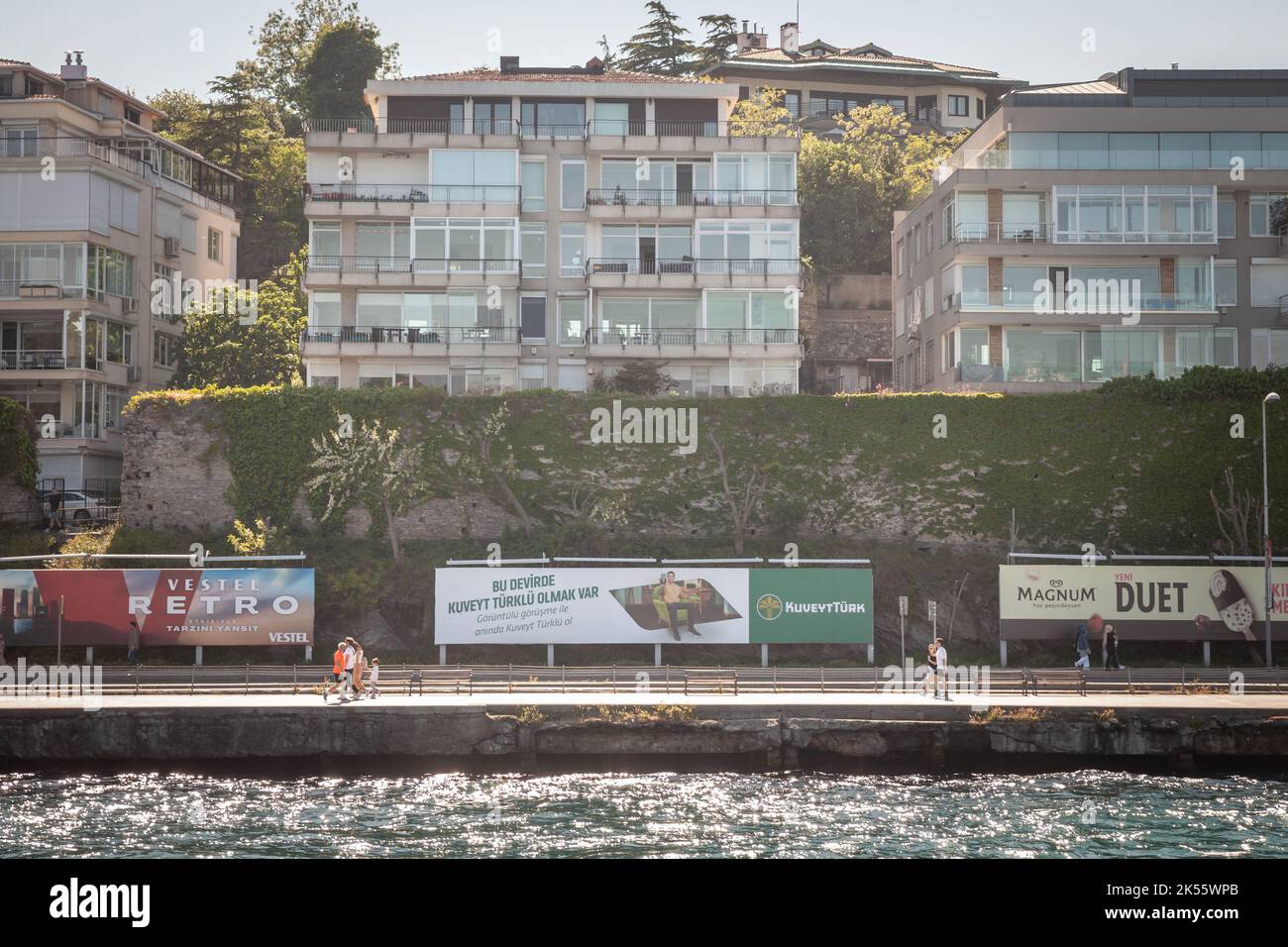 Bild eines Schildes mit dem Logo der Kuveyt Turk Bank, aufgenommen vor ihrer lokalen Bank in Istanbul, Türkei. Kuveyt Turk Bank ist eine Geschäftsbank in T Stockfoto